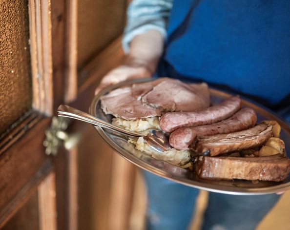 Una donna serve un menù del Törggelen