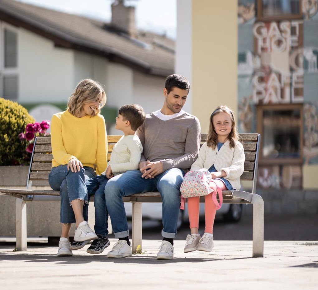 Una famiglia con due bambini passeggia per Naz