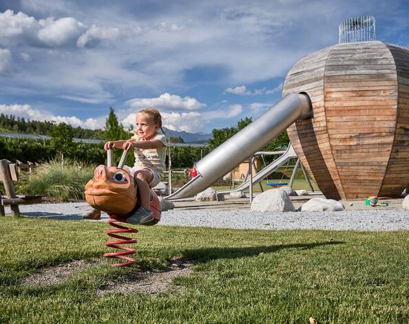 Ein Mädchen spielt auf dem Spielplatz Apfelgarten