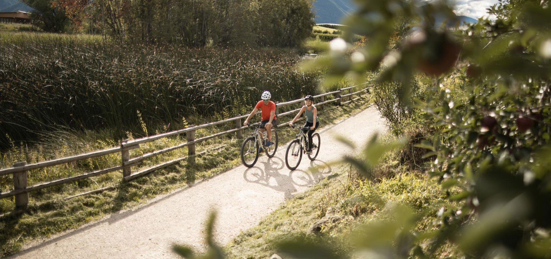 Zwei Personen fahren Fahrrad