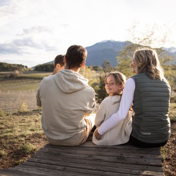 Una famiglia con due bambini fa una pausa nel bosco