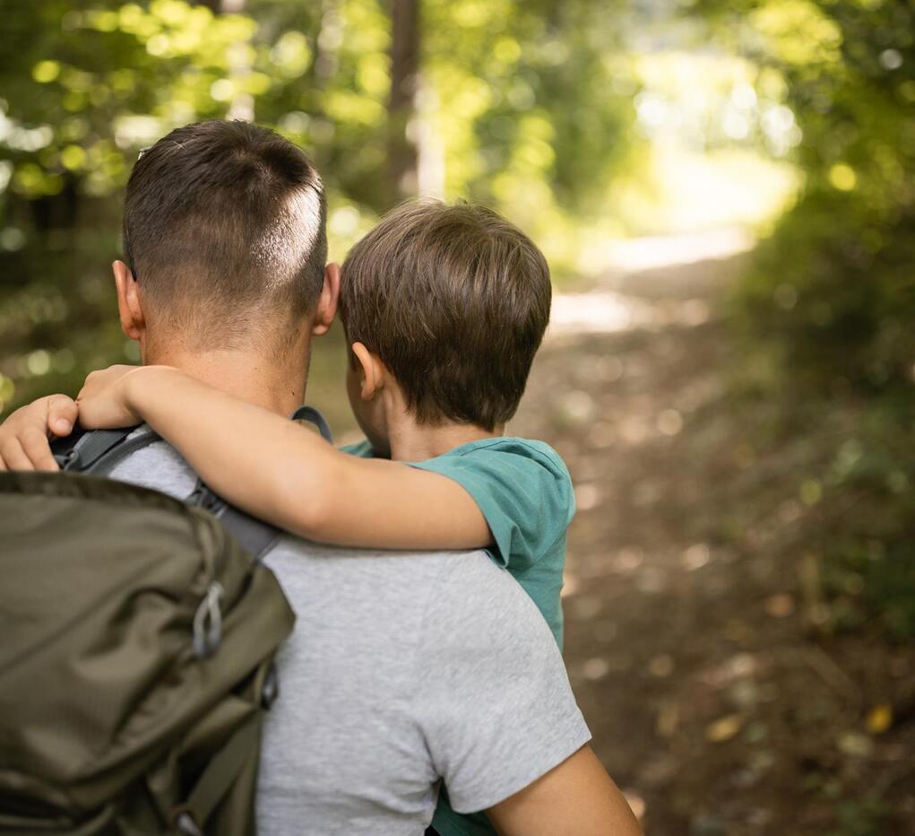 Un uomo e un bambino fanno un’escursione nel bosco