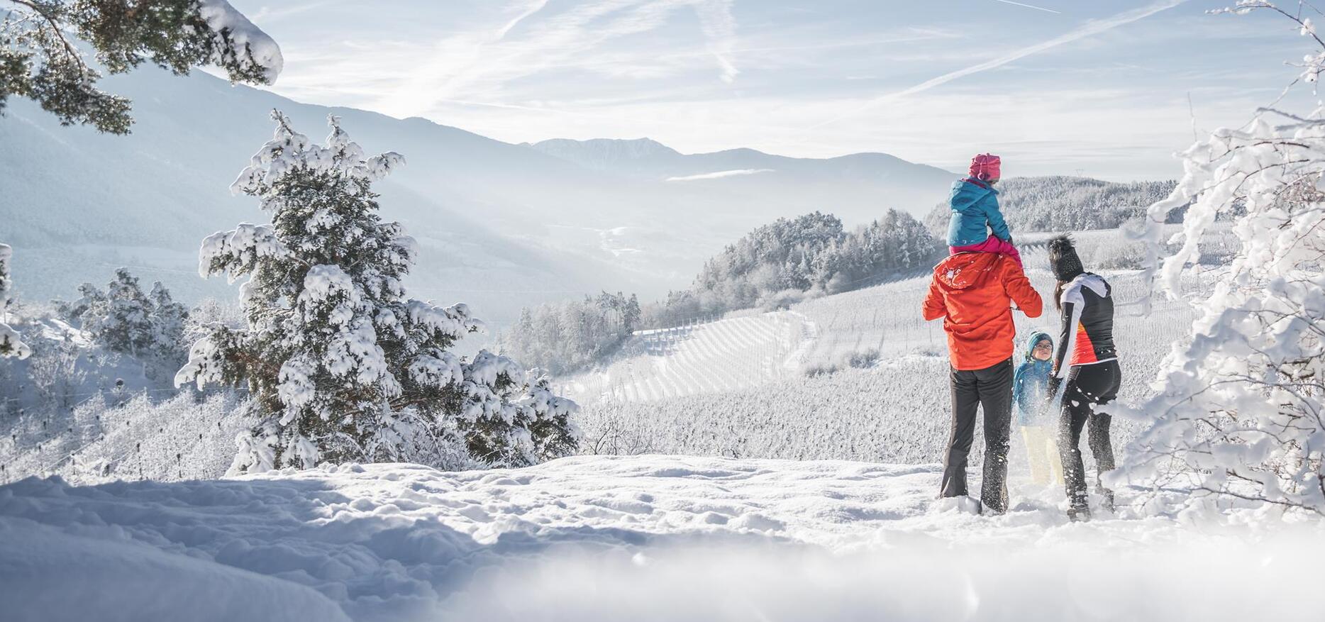 Una famiglia fa un’escursione sulla neve