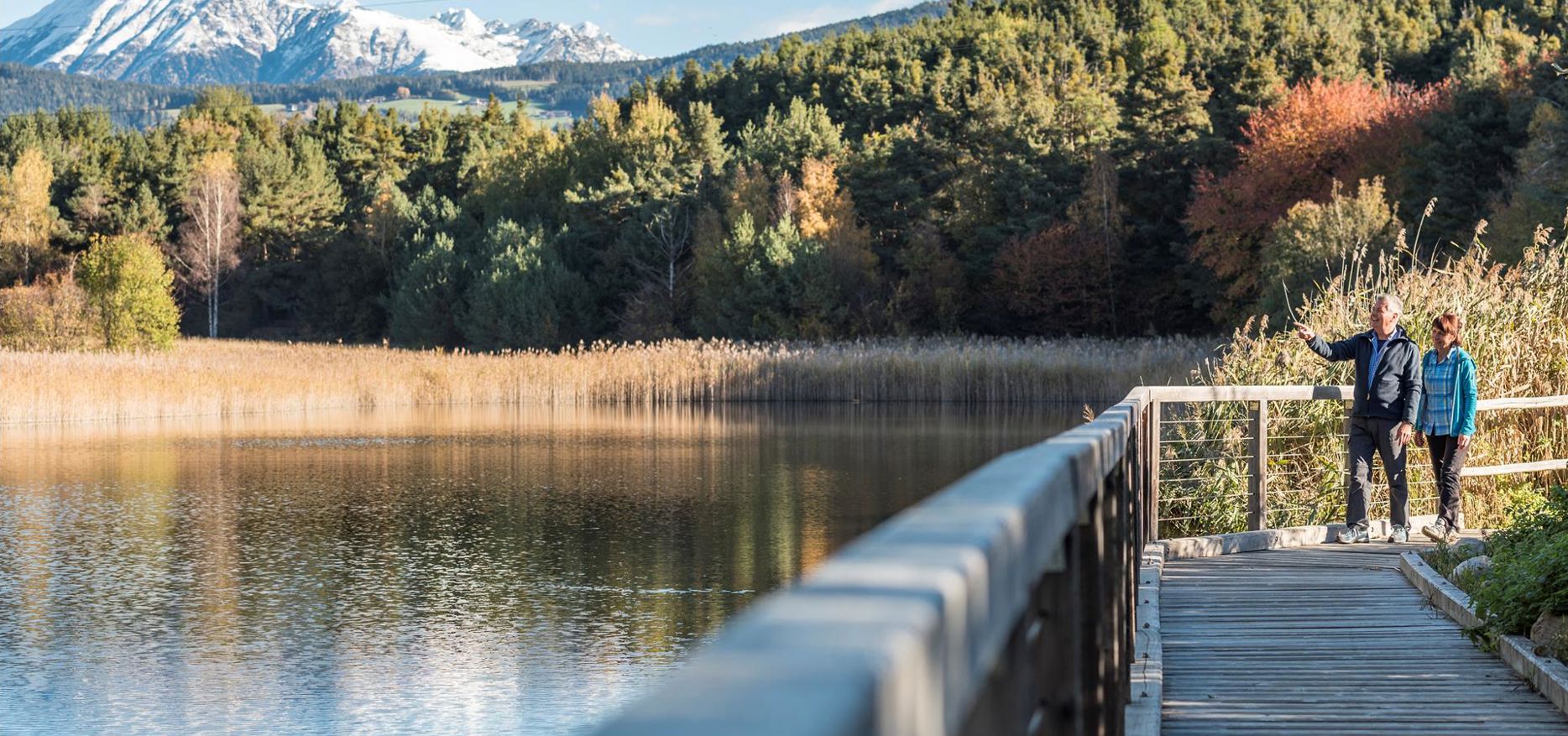 Ein Mann und eine Frau stehen beim Raiermoos