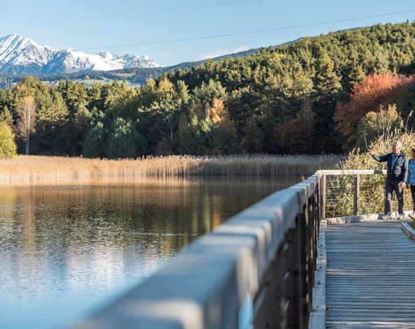 Ein Mann und eine Frau stehen beim Raiermoos