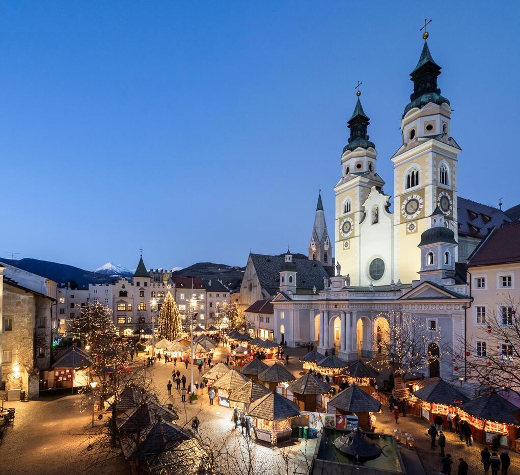 Weihnachtsmarkt auf dem Domplatz von Brixen.
