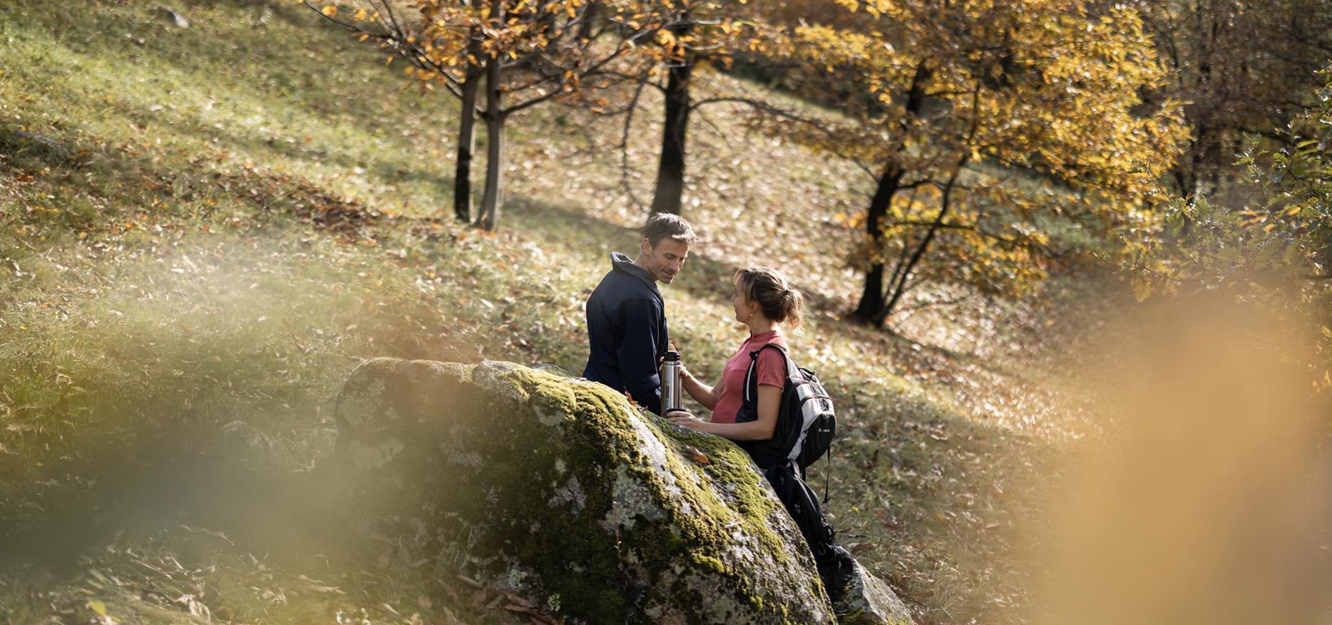 Un uomo e una donna passeggiano nel bosco