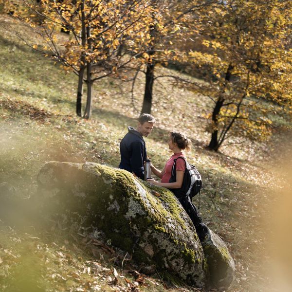 Un uomo e una donna passeggiano nel bosco