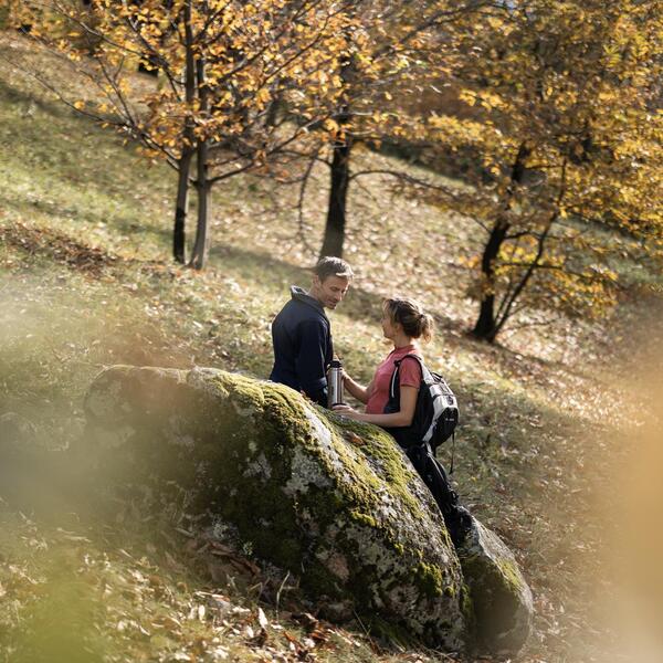Un uomo e una donna passeggiano nel bosco