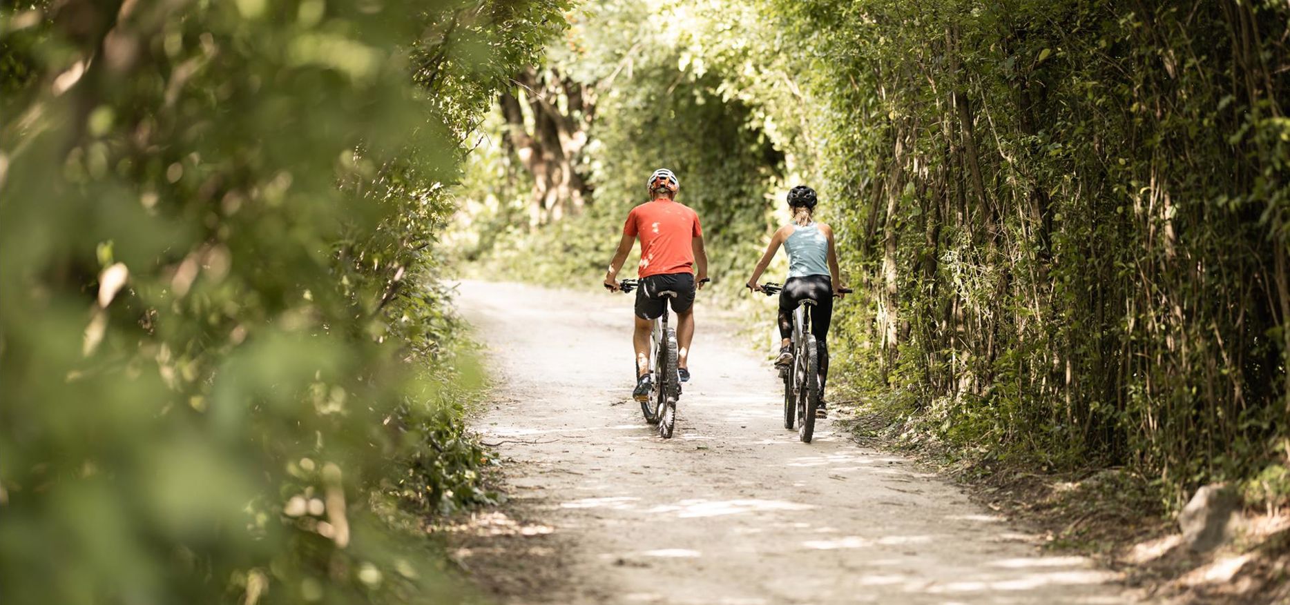 Ein Mann und eine Frau fahren Fahrrad