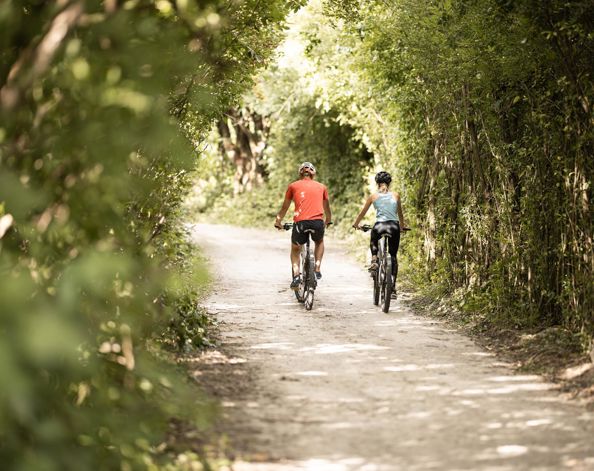 Ein Mann und eine Frau fahren Fahrrad