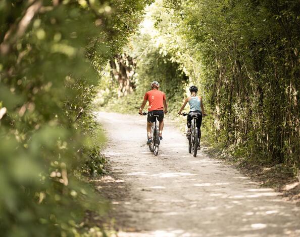 Un uomo e una donna vanno in bicicletta