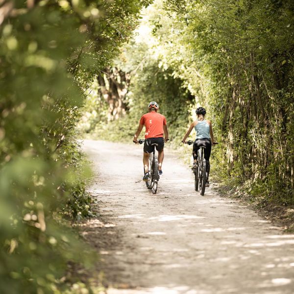 Un uomo e una donna vanno in bicicletta
