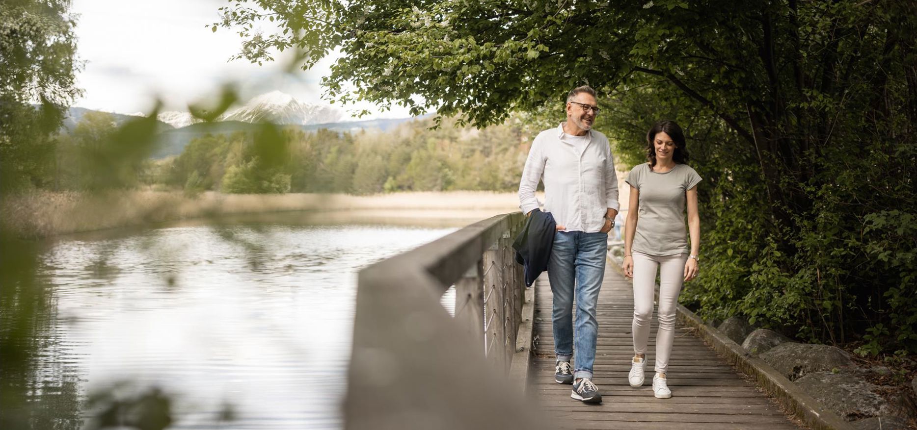Un uomo e una donna passeggiano lungo il sentiero delle mele
