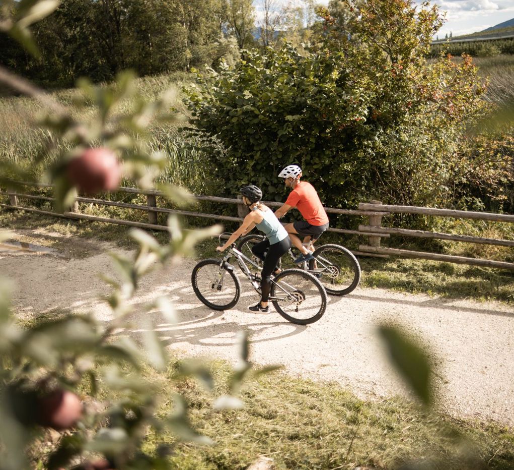 Un uomo e una donna vanno in bicicletta