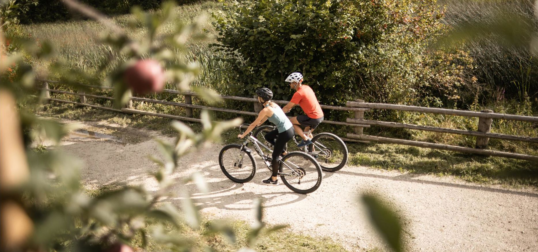 Ein Mann und eine Frau fahren Fahrrad