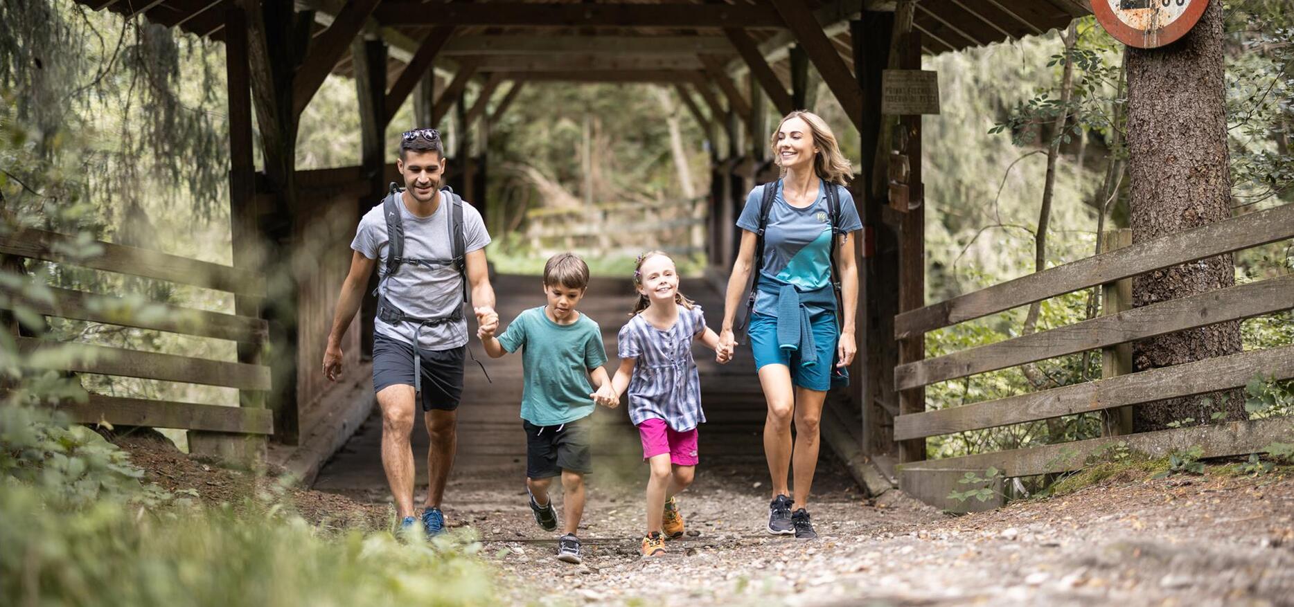Una famiglia attraversa il ponte nella gola della Rienza