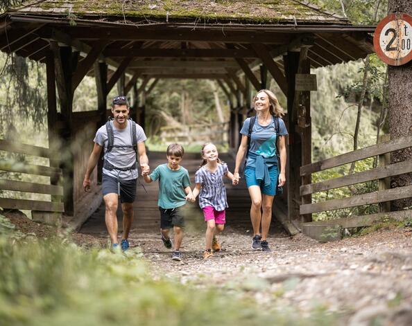 Una famiglia attraversa il ponte nella gola della Rienza