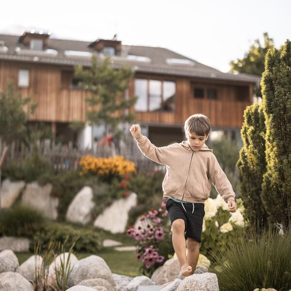 Un bambino si equilibra su delle pietre