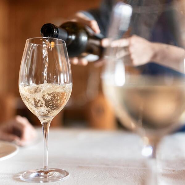Due bicchieri di vino bianco
