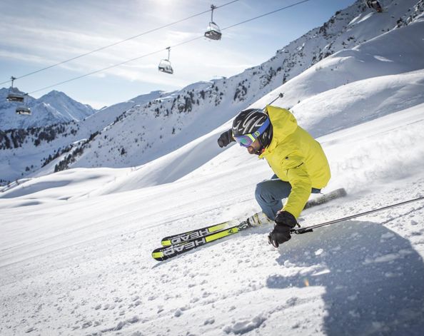 Uno sciatore sulla pista da sci