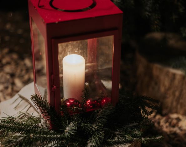 Una lanterna con una candela accesa