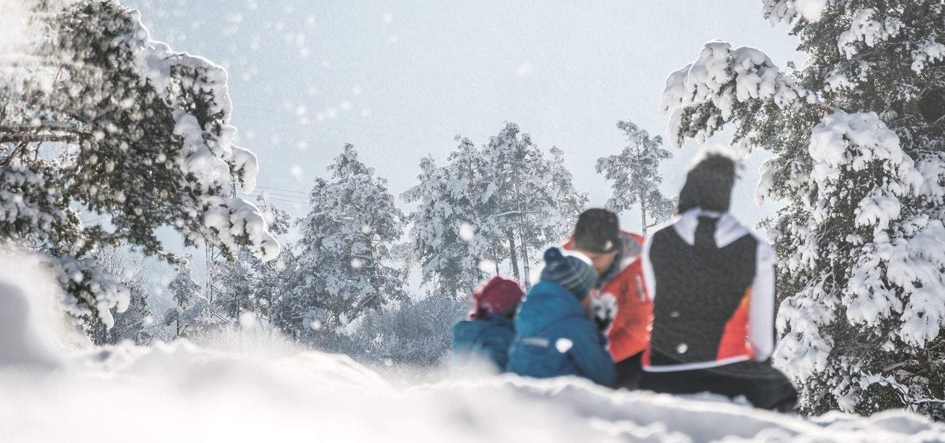 Eine Familie spielt im Schnee