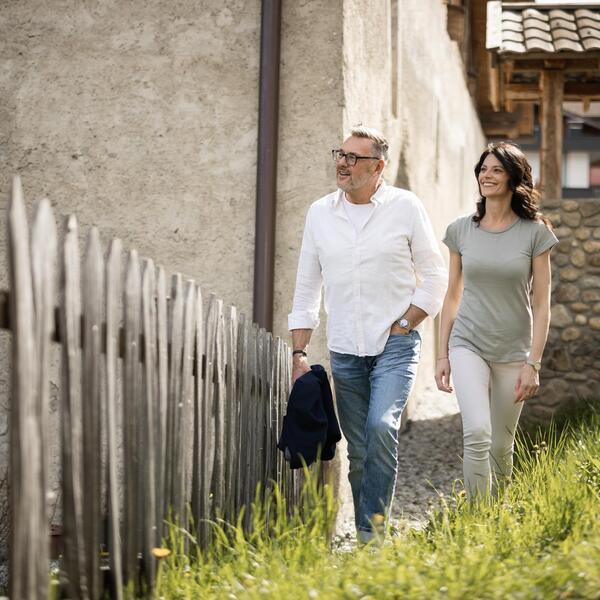 Ein Mann und eine Frau spazieren durch Natz