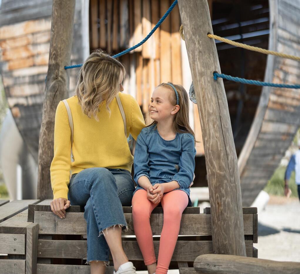 Una donna gioca con un bambino nel parco giochi Apfelgarten