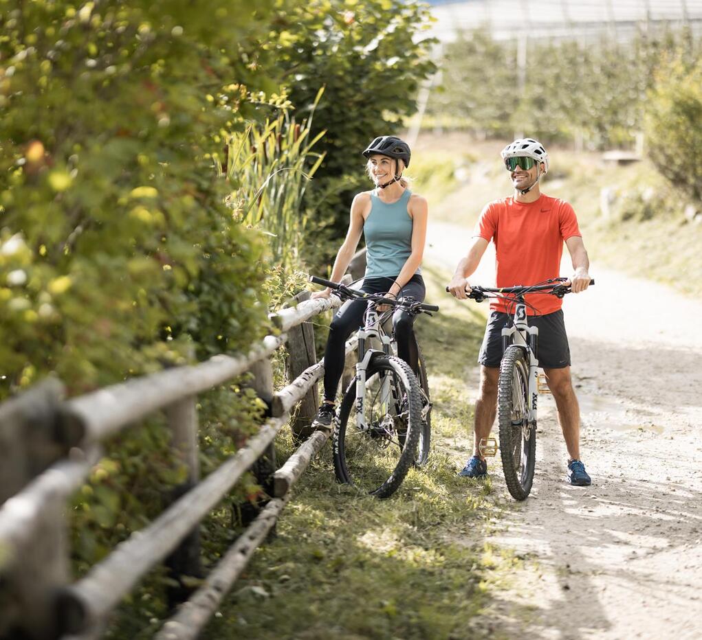 Ein Mann und eine Frau fahren Fahrrad