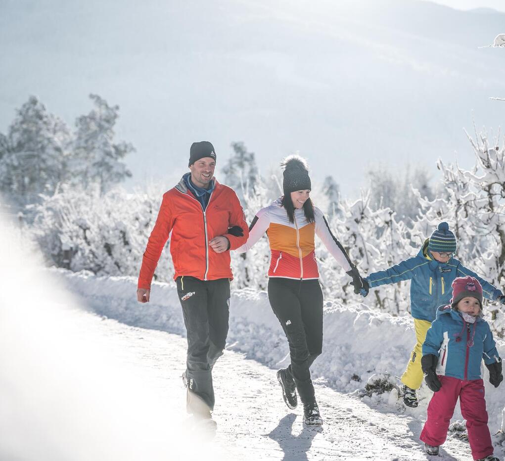 Una famiglia fa un’escursione sulla neve