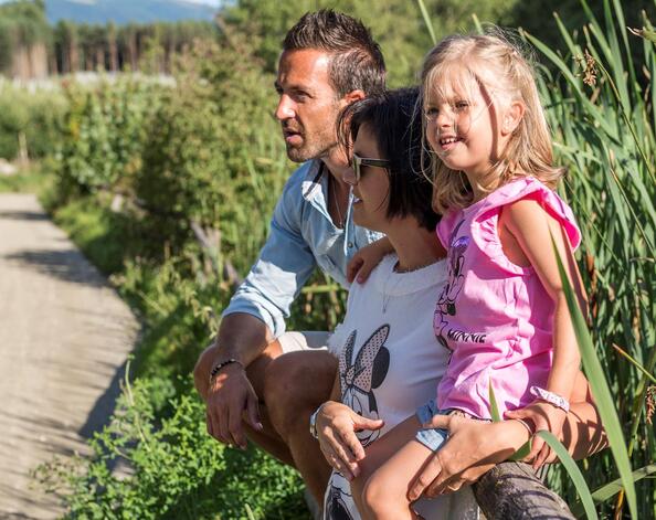 Una famiglia con un bambino su un sentiero escursionistico a Naz