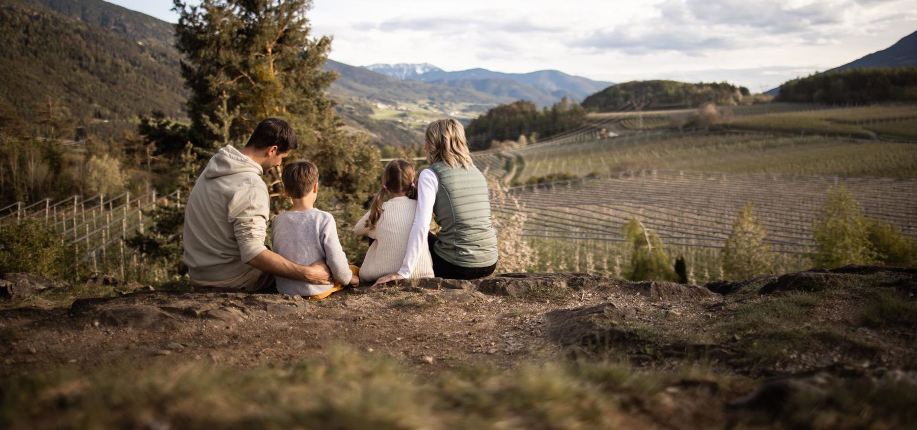 Eine Familie mit zwei Kindern pausieren im Wald