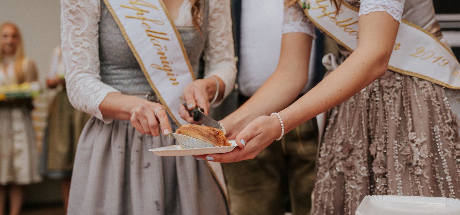 La regina della mela serve lo strudel di mele