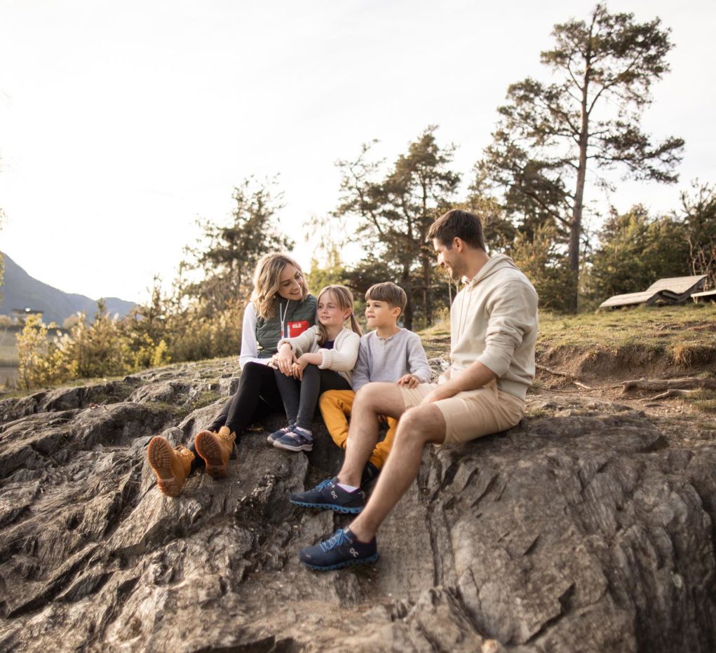 Eine Familie mit zwei Kindern pausieren im Wald