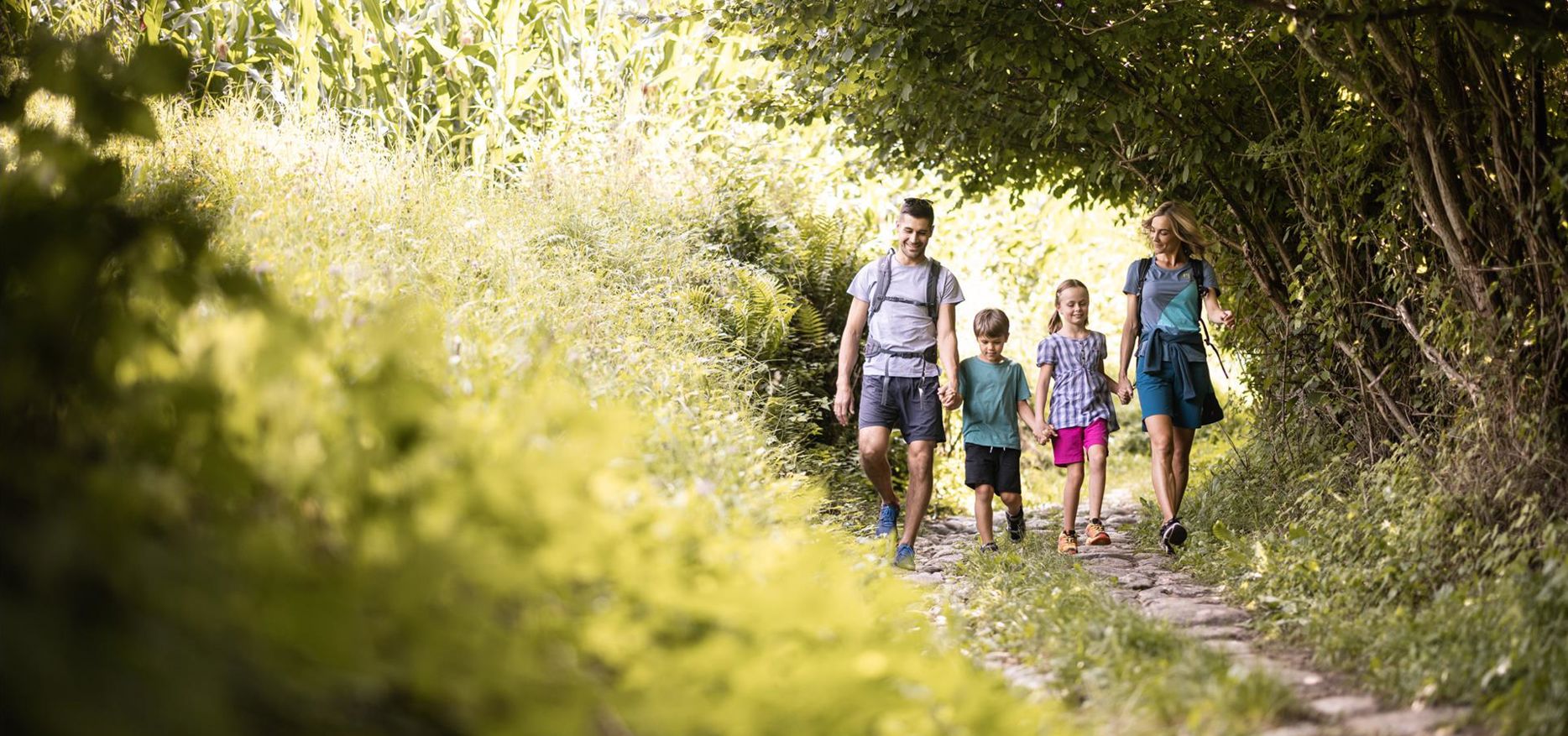 Eine Familie mit zwei Kindern wandert