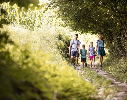 Una famiglia con due bambini fa un’escursione