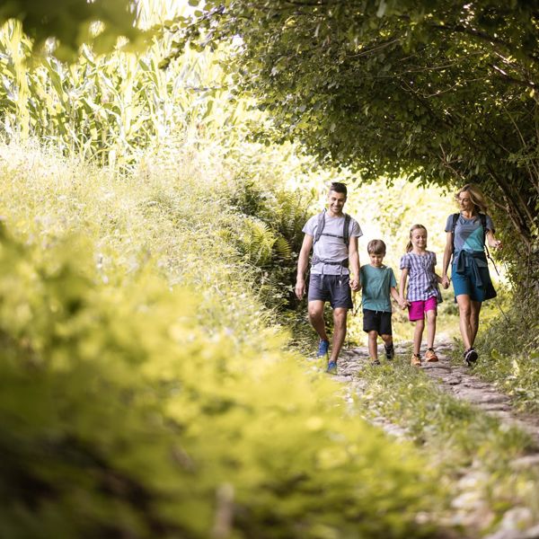 Una famiglia con due bambini fa un’escursione