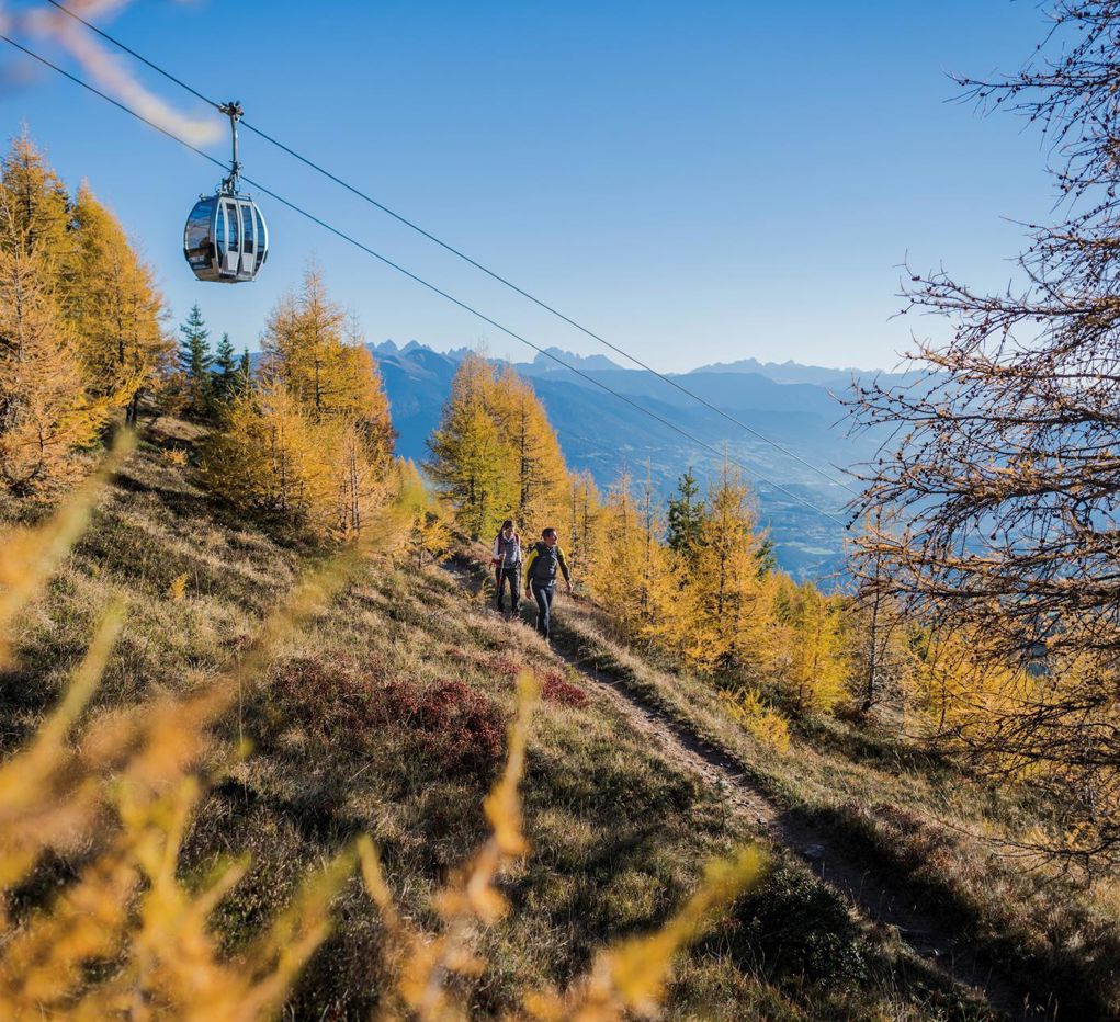 Due persone fanno un’escursione in autunno