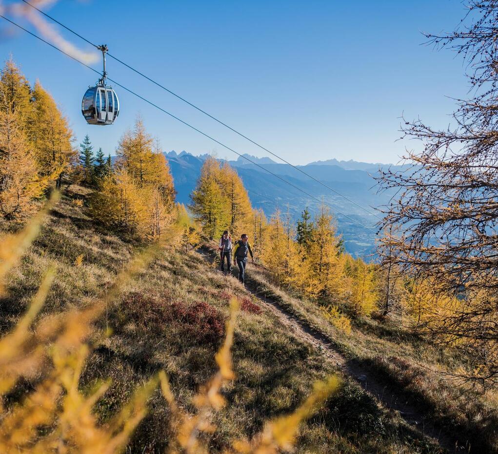 Zwei Personen wandern im Herbst