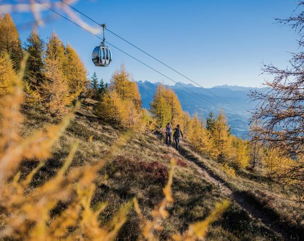 Two peoTwo people are hiking in autumnple are hiking in autumn