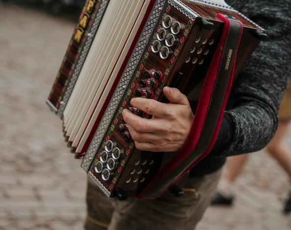 Eine Person spielt Ziehharmonika