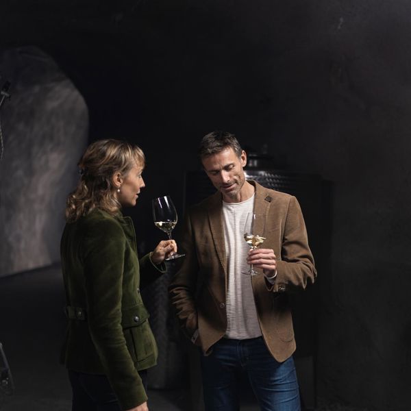 Un uomo e una donna bevono un bicchiere di vino