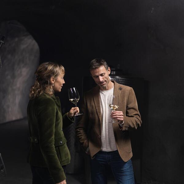 Ein Mann und eine Frau trinken ein Glas Wein