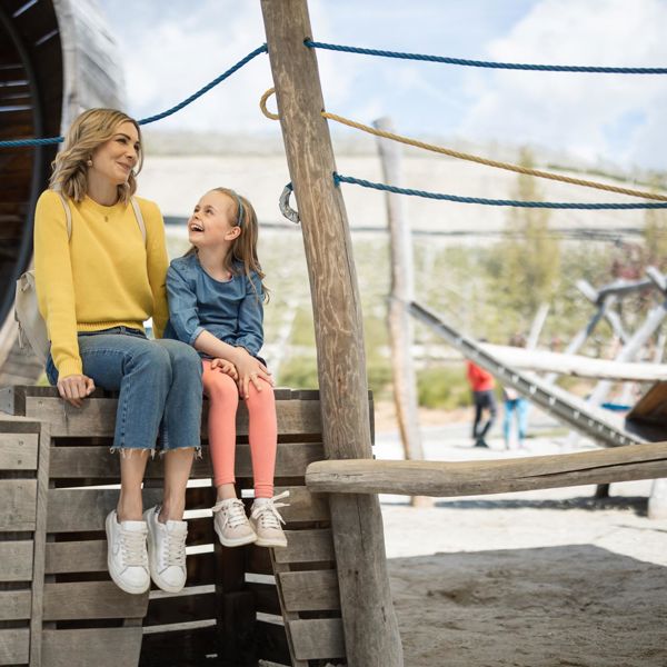 Una donna gioca con un bambino nel parco giochi Apfelgarten