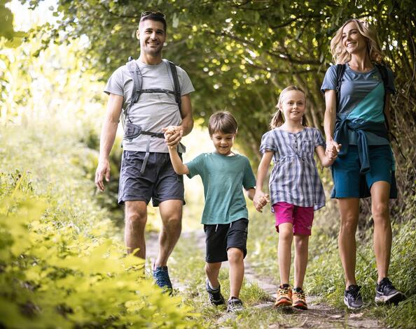 Una famiglia fa un’escursione a Naz
