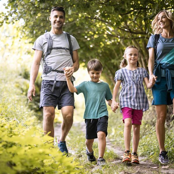 Una famiglia fa un’escursione a Naz