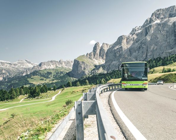 Un autobus viaggia verso il Passo Pordoi