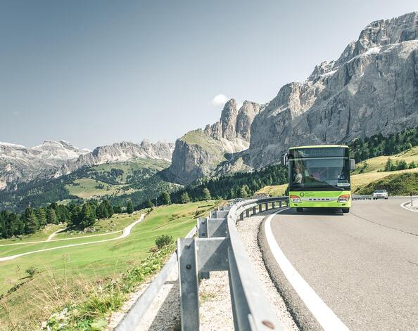 Ein Bus fährt nach Pordoijoch