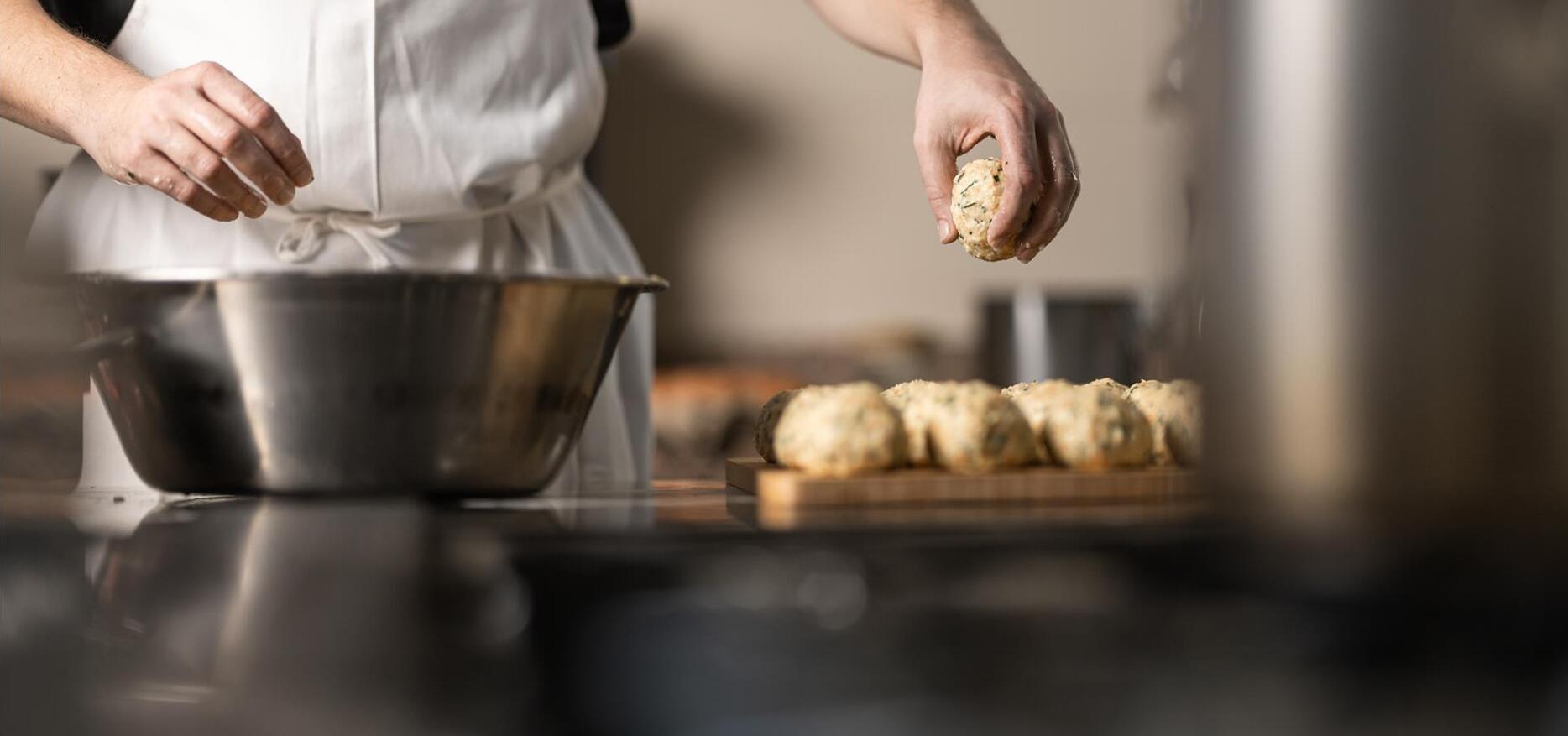 Una donna cucina i canederli